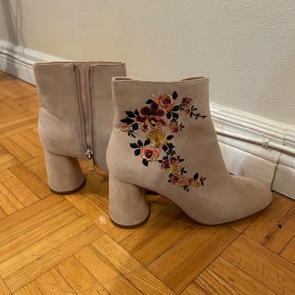 Zara Nude Suede Flower Embroidered Ankle Booots - Picture 1 of 3